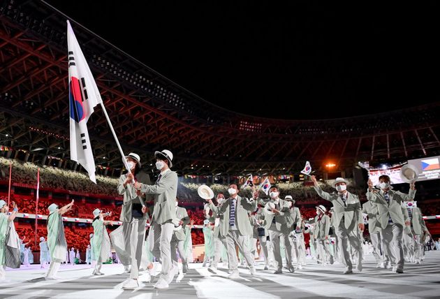 대한민국 올림픽 국가대표팀 기수 김연경·황선우 선수가 도쿄 2020 올림픽 개막식에서 팀을 이끌고 나오고 있다.