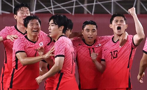 한국 올림픽 축구대표팀의 이동경(10번)이 25일 이바라키 가시마 스타디움에서 열린 도쿄올림픽 남자축구 조별리그 B조 2차전에서 득점한 뒤 동료들과 기뻐하고 있다.