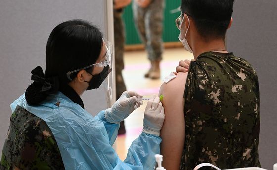 6월 24일 경기 고양시 육군 9사단(백마부대)에서 장병들이 백신을 맞고 있다.
