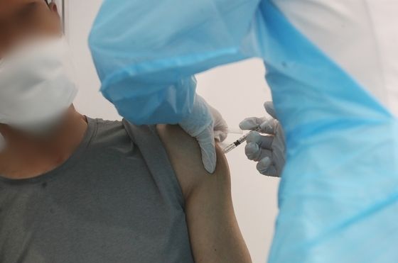 코로나19 백신을 접종하고 있는 시민