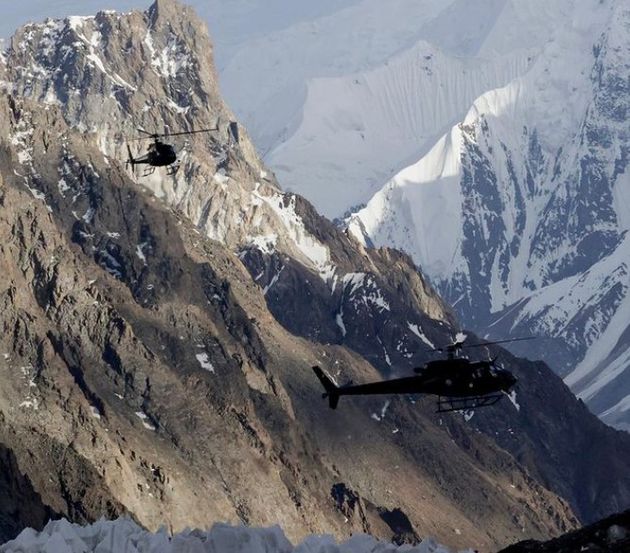 김홍빈 대장의 흔적을 찾기 위한 파키스탄 육군 항공 수색헬기 2대가 브로드피크 베이스캠프를 출발해 중국쪽 암벽으로 향하고 있다.