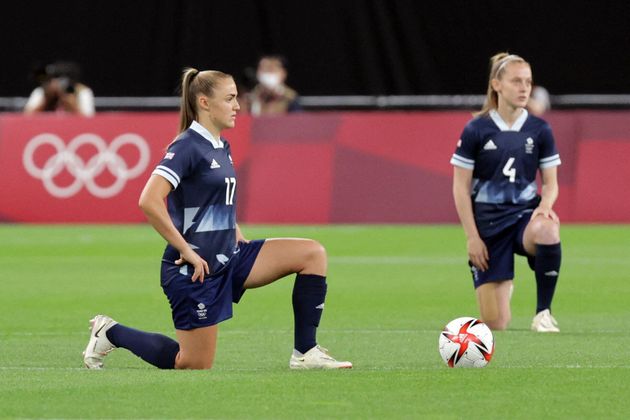 7월 21일 축구 여자 예선 리그에서 한쪽 무릎을 세운 영국 대표팀.