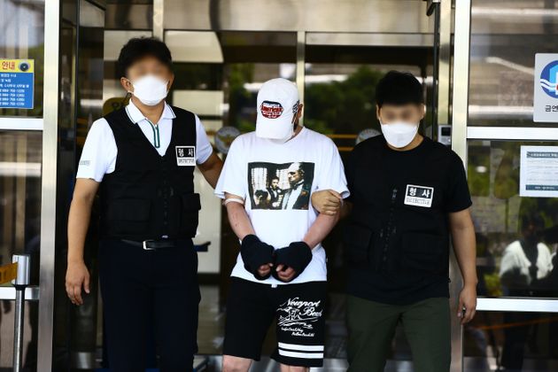 제주에서 중학생을 살해한 혐의로 구속된 김시남(46)이 27일 오후 제주동부경찰서에서 검찰로 이송되고 있다.