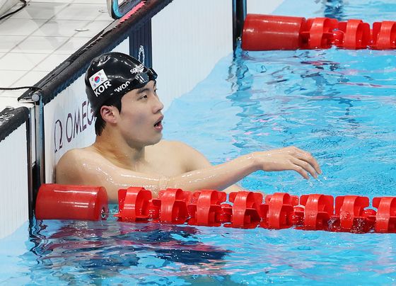 황선우가 27일 오전 일본 도쿄 아쿠아틱스센터에서 열린 '2020 도쿄올림픽' 남자 200m 자유형 결승전을 마친 후 아쉬워하고 있다.