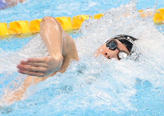 황선우는 남자 수영 100m 자유형 준결승에서 3위로 골라인에 들어왔으며 47초 56으로 한국, 아시아 신기록을 갱신했다.