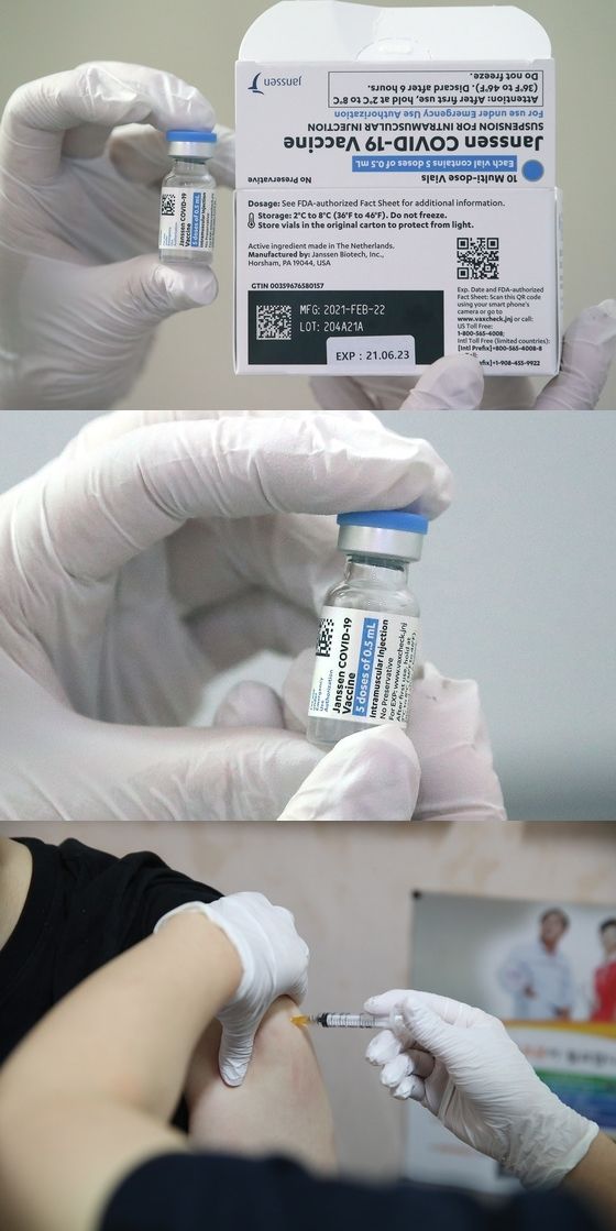 얀센 백신접종 이틀째에 접어든 지난 6월 11일, 서울 종로구의 한 의원에서 의료진이 얀센 백신을 들어보이고 있다.