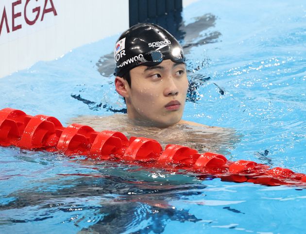 수영 황선우가 28일 오전 일본 도쿄 아쿠아틱스센터에서 열린 '2020 도쿄올림픽' 남자 100m 자유형 준결승전을 마치고 기록을 확인하고 있다.