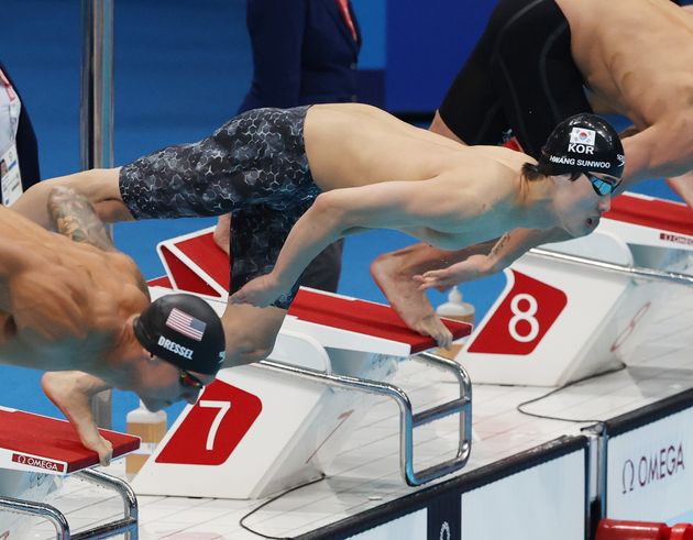 수영 황선우가 29일 오전 일본 도쿄 아쿠아틱스센터에서 열린 '2020 도쿄올림픽' 남자 100m 자유형 결승전에서 힘차게 출발하고 있다. 황선우는 이날 결승에서 47초82 기록으로 5위를 차지했다.