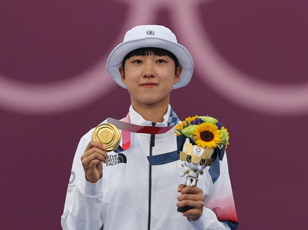 양궁 안산이 30일 일본 도쿄 유메노시마 공원 양궁장에서 열린 '2020 도쿄올림픽' 여자 개인전 시상식에서 금메달을 목에 걸고 있다. 