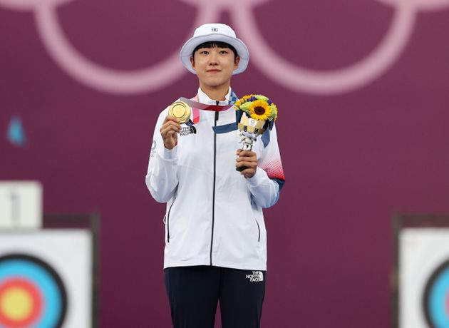 양궁 안산이 30일 일본 도쿄 유메노시마 공원 양궁장에서 열린 '2020 도쿄올림픽' 여자 개인전 시상식에서 금메달을 목에 건 후 기념촬영을 하고 있다.