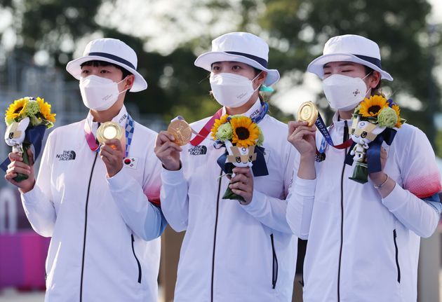 (왼쪽부터) 양궁 안산, 장민희, 강채영이 2020 도쿄올림픽 양궁 여자단체전 시상식에서 금메달을 목에 걸고 있다.