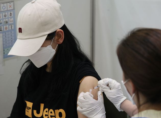27일 서울 중구 예방접종센터에서 한 시민이 백신접종을 하고 있다.  