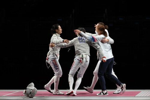 한국 여자 펜싱 사브르 대표팀의 김지연(왼쪽)이 31일 일본 마쿠하리 메세에서 열린 2020 도쿄올림픽 사브르 단체전에서 마지막 주자로 나와 이탈리아를 꺾은 뒤 동료와 기뻐하고 있다.