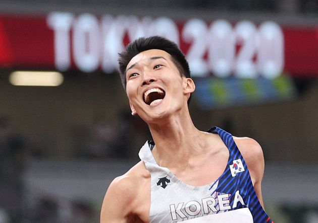 육상 국가대표 우상혁이 1일 오후 도쿄 올림픽스타디움에서 열린 '2020 도쿄올림픽' 남자 높이뛰기 결승전 경기에서 2.35m에 성공하며 한국 신기록을 세우고 있다.
