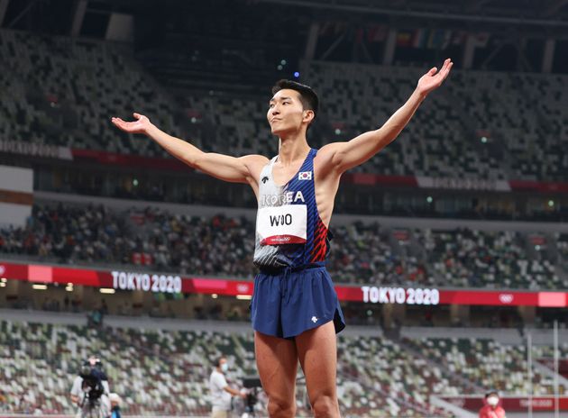 육상 국가대표 우상혁이 1일 오후 도쿄 올림픽스타디움에서 열린 '2020 도쿄올림픽' 남자 높이뛰기 결승전 경기에서 2.35m에 성공하며 한국 신기록을 세우고 있다.