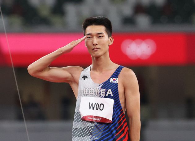 우상혁은 거수경례를 한 뒤 밝은 표정을 지으며 자신의 2번째 올림픽을 마무리했다.