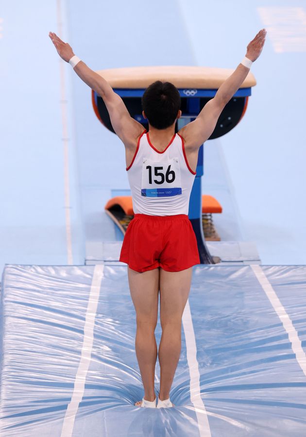 대한민국 체조 신재환이 2일 오후 일본 도쿄 아리아케 체조경기장에서 열린 '2020 도쿄올림픽' 남자 도마 결선에서 연기를 펼친 뒤 착지하고 있다.  