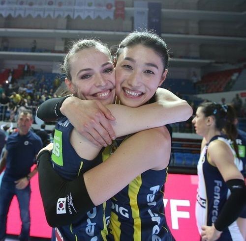 김연경 선수과 터키의 에다 에르덤(왼쪽)
