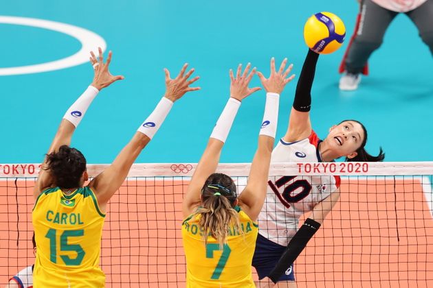 김연경이 8월 6일 '2020 도쿄올림픽' 여자 배구 준결승 대한민국과 브라질의 경기에서 공격하고 있다.