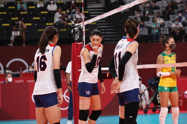 김연경이 6일 오후 일본 도쿄 아리아케 아레나에서 열린 '2020 도쿄올림픽' 여자 배구 준결승 대한민국과 브라질의 경기에서 동료들을 격려하고 있다. 