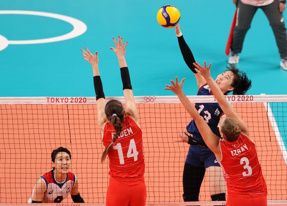 배구 박정아가 4일 오전 일본 도쿄 아리아케 아레나에서 열린 '2020 도쿄올림픽' 여자 배구 8강 대한민국과 터키의 경기에서 공격을 하고 있다.