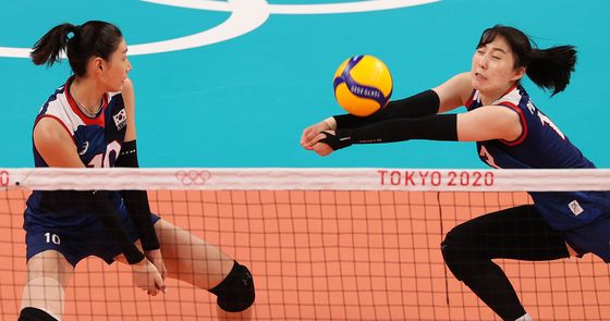 배구 박정아가 4일 오전 일본 도쿄 아리아케 아레나에서 열린 '2020 도쿄올림픽' 여자 배구 8강 대한민국과 터키의 경기에서 상대팀의 공을 받아내고 있다.