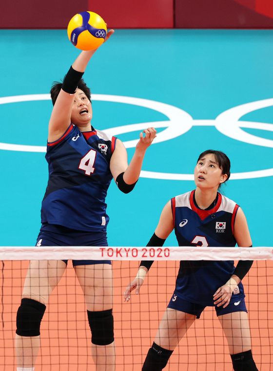 배구 김희진이 4일 오전 일본 도쿄 아리아케 아레나에서 열린 '2020 도쿄올림픽' 여자 배구 8강 대한민국과 터키의 경기에서 공격을 하고 있다.