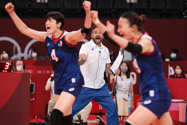 스테파노 라바리니 감독이 2021년 8월 04일 일본 도쿄 아리아케 아레나에서 열린 도쿄 2020 올림픽 여자 8강 배구 경기 중 터키와의 경기가 끝난 후 축하하고 있다.