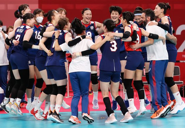 : 스테파노 라바리니 한국대표팀 감독이 2021년 7월 31일 일본 도쿄 아리아케 아레나에서 열린 도쿄 2020 올림픽 여자배구 예선 경기에서 일본을 꺾은 후 선수들과 축하하고 있다.