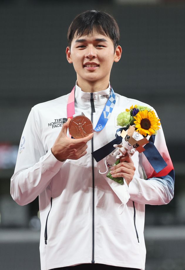 근대5종 국가대표 전웅태가 7일 오후 일본 도쿄스타디움에서 열린 '2020 도쿄올림픽' 근대5종 경기 시상식에서 동메달을 목에 걸고 있다.