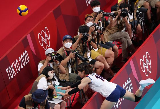 배구 정지윤이 8일 일본 도쿄 아리아케 아레나에서 열린 '2020 도쿄올림픽' 여자 배구 동메달전 대한민국과 세르비아의 경기에서 몸을 날려 수비를 하고 있다.