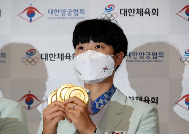 2020 도쿄올림픽 양궁 국가대표 안산이 1일 오후 인천국제공항을 통해 귀국해 메달을 들고 포토타임을 갖고 있다. 