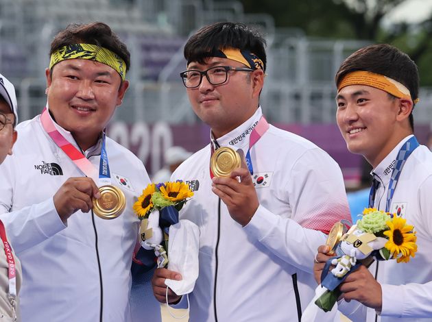 2020 도쿄올림픽 양궁 남자 단체전에서 금메달을 목에 건 오진혁, 김우진, 김제덕
