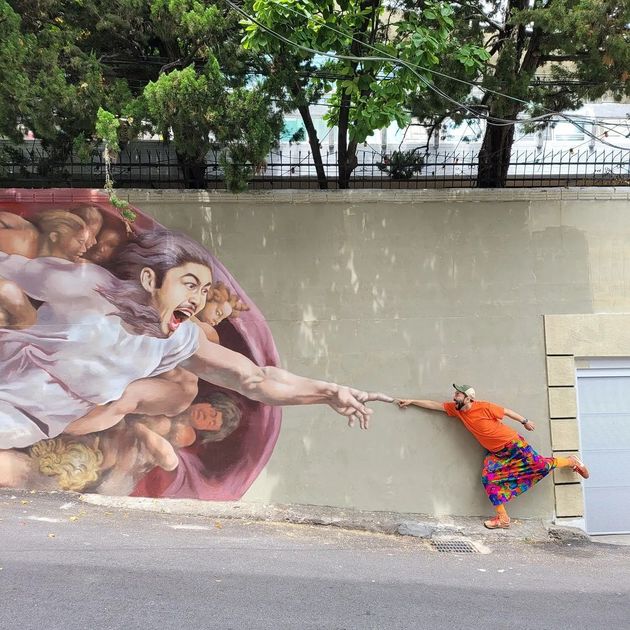 미켈란젤로의 ‘아담의 창조’를 패러디한 벽화 앞에서 포즈를 취한 노홍철.
