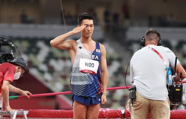 육상 국가대표 우상혁이 1일 오후 도쿄 올림픽스타디움에서 열린 '2020 도쿄올림픽' 남자 높이뛰기 결승전 경기 후 거수경례를 하고 있다.