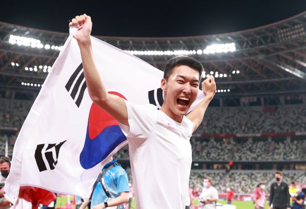 우상혁이 1일 오후 도쿄 올림픽스타디움에서 열린 '2020 도쿄올림픽' 남자 높이뛰기 결승전을 4위로 마치고 태극기를 흔들고 있다.