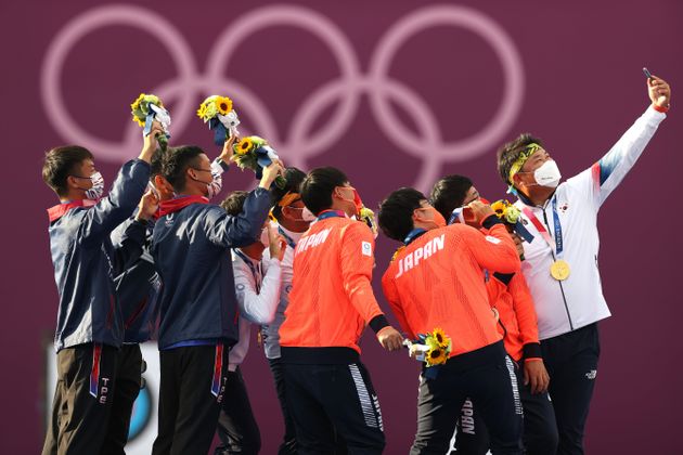 2020 도쿄올림픽 남자 양궁 단체전 시상대에 오른 선수들이 오진혁 선수의 주도로 사진을 함께 찍고 있다. 2021.7.26