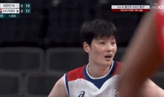 무슨 뜻인지 알 수가 없어 '뭐라는 거야?'라고 중얼거리는 김희진 선수&nbsp;