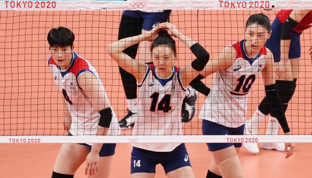 배구 김희진(왼쪽부터), 양효진, 김연경이 2일 오전 일본 도쿄 아리아케 아레나에서 열린 '2020 도쿄올림픽' 여자 배구 조별리그 A조 5차전 대한민국과 세르비아의 경기에서 상대 선수의 서브를 받을 준비를 하고 있다.&nbsp;