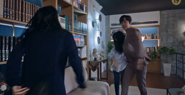 앞을 막아선 하윤철&nbsp;
