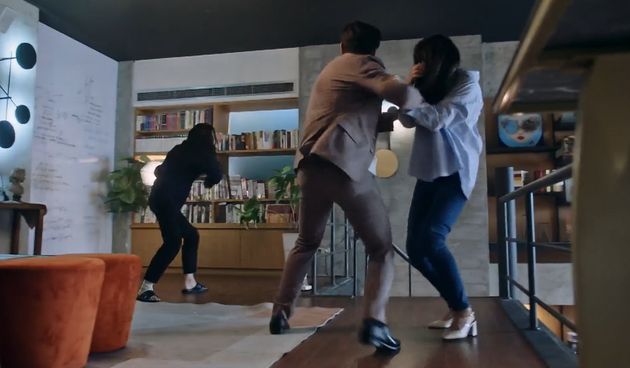 조명을 휘두르는 천서진&nbsp;
