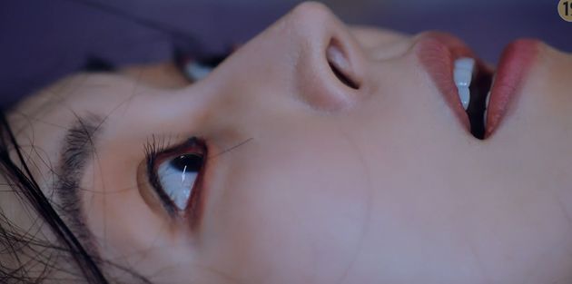 조명이 떨어지는 걸 보는 천서진의 눈&nbsp;
