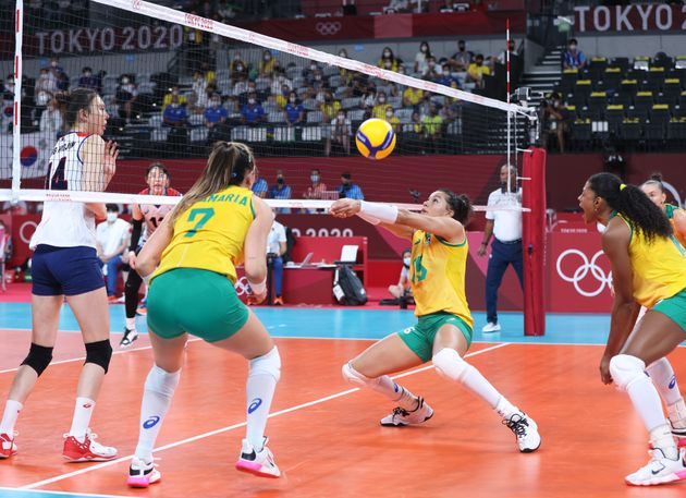 2020 도쿄 올림픽 여자 배구 준결승에서 한국과 브라질이 경기를 하고 있다.