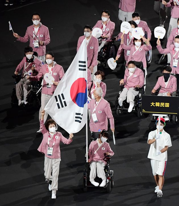 2020 도쿄패럴림픽 개회식에서 기수를 맡은 최예진(보치아) 선수와 어머니 문우영씨.