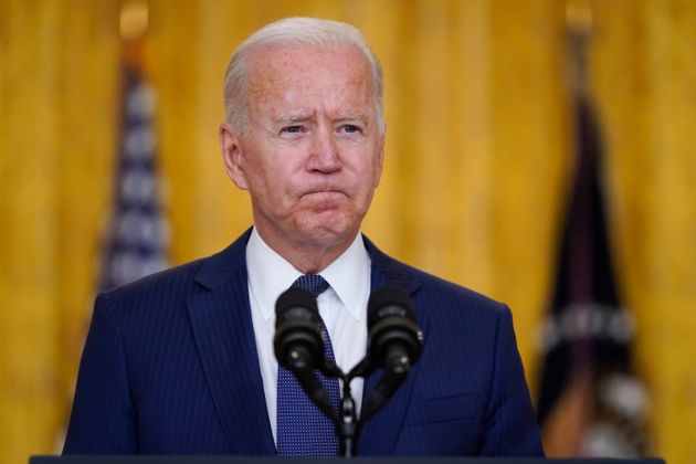 2021년 8월 26일(현지시간) 미국 조 바이든 대통령이 워싱턴 백악관에서 미군 병사 최소 12명이 사망한 카불 공항 폭탄테러에 대한 질문을 듣고 있다.