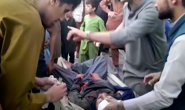 (영상 캡처) 아프가니스탄 카불 공항 폭발 현장에서 부상자를 이송하는 상황