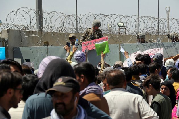 아프가니스탄 카불 공항 주변 대피 검문소 부근에 수백 명의 사람들이 모여 있다.
