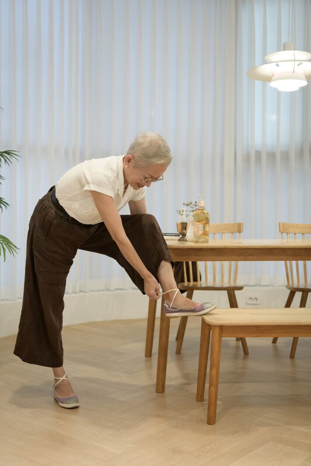 신발끈을 고쳐묶는 밀라논나의 모든 동작이 활기차고 우아했다.&nbsp;<a href='https://www.hani.co.kr/arti/culture/culture_general/1009486.html?_fr=mt1#csidxe03e581d137a18e9e5a9ae8c82d6c7e'></a>