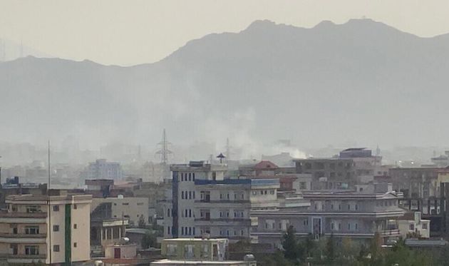 29일(현지시각) 아프가니스탄 수도 카불 하미드 카르자이 국제공항 근처에서 연기가 피어오르고 있다. 이날 큰 폭발음이 들렸으며 아프간 현지 관리들은 공항 근처 집에 로켓포가 떨어졌다고 말했다고 외신들은 전했다. 