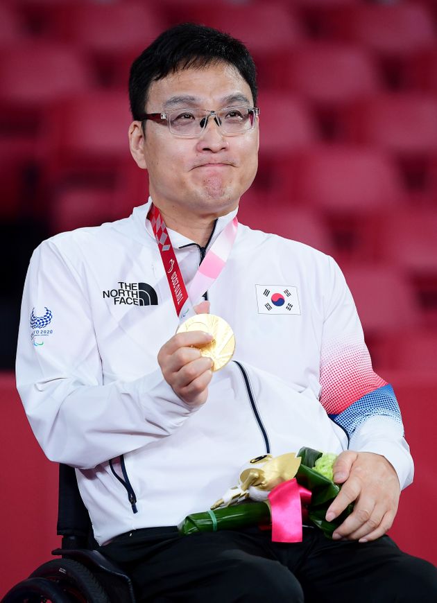 주영대가 30일 일본 도쿄 메트로폴리탄체육관에서 열린 2020 도쿄패럴림픽 탁구 남자 개인전(TT1) 시상식에서 금메달을 목에 걸고 있다. 